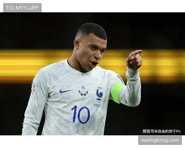 姆巴佩与梅西的战术角色差异如何影响他们在强强对话中的表现？