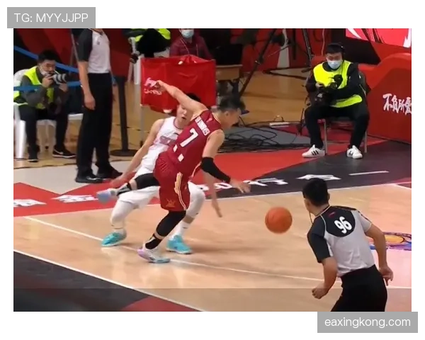 场上出现外物时裁判为何判罚不同？外物入场规则全解析